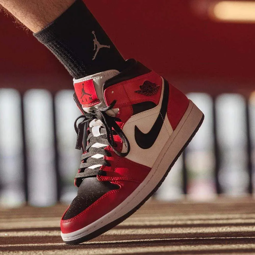 Air Jordan 1 Mid 'Chicago Black Toe'