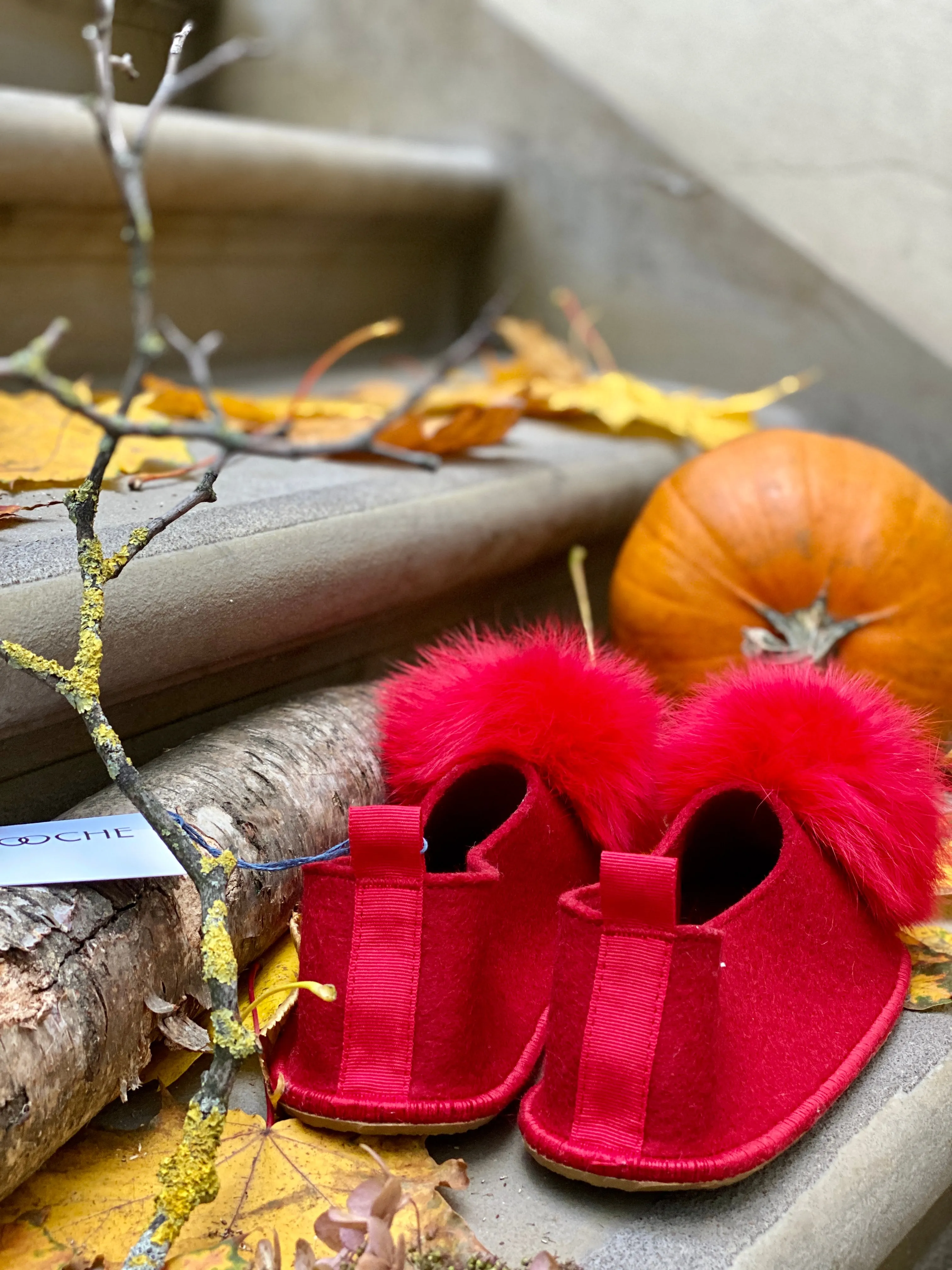 MAPLE pom pom kids slippers